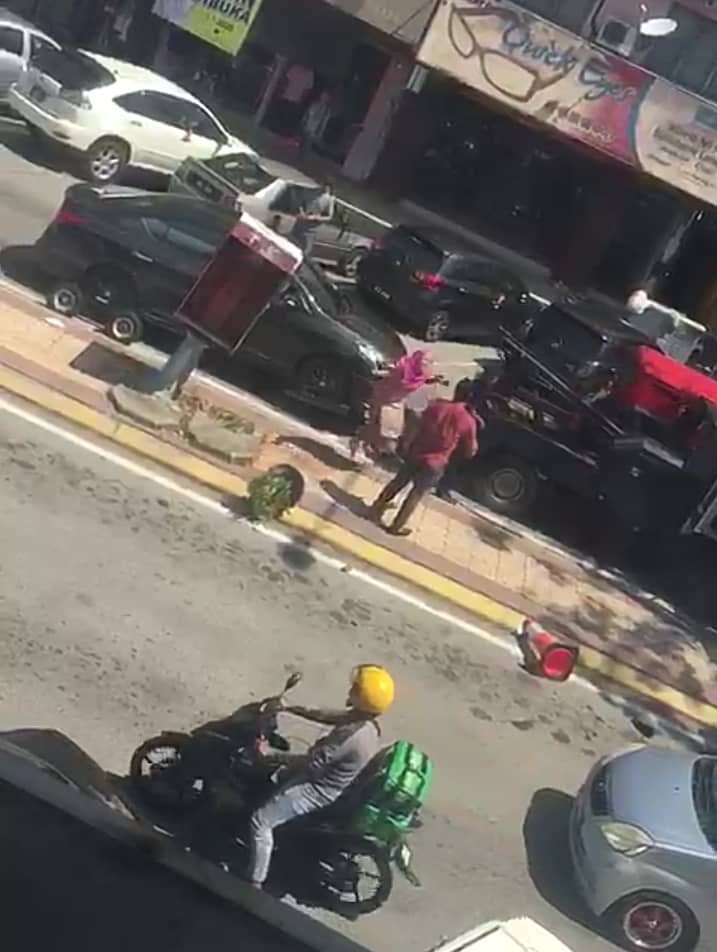 失控的马来女子见车子遭执法人员准备拖走时，当场蹦蹦跳跳，让人傻眼。