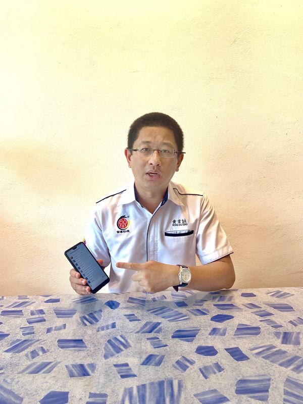 留华砂总应急小组发言人黄首咏斥责政府撤侨不力，受困家庭透过手机通信软件向他求援。
