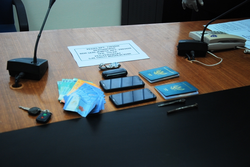 警方在林茂扣捕两名窃贼时，起获现款、手机、印尼护照及数件造案工具。