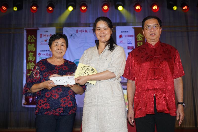 维奇旅游有限公司赞助价值4000令吉的越南双人旅游配套。右起为星洲日报霹雳州受众成长与管理副经理廖天雄。