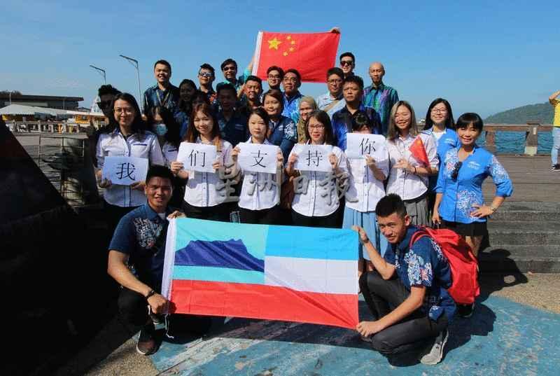 陈芳掀（次排右）与沙巴海洋假期员工参与“中国加油”视频拍摄活动。