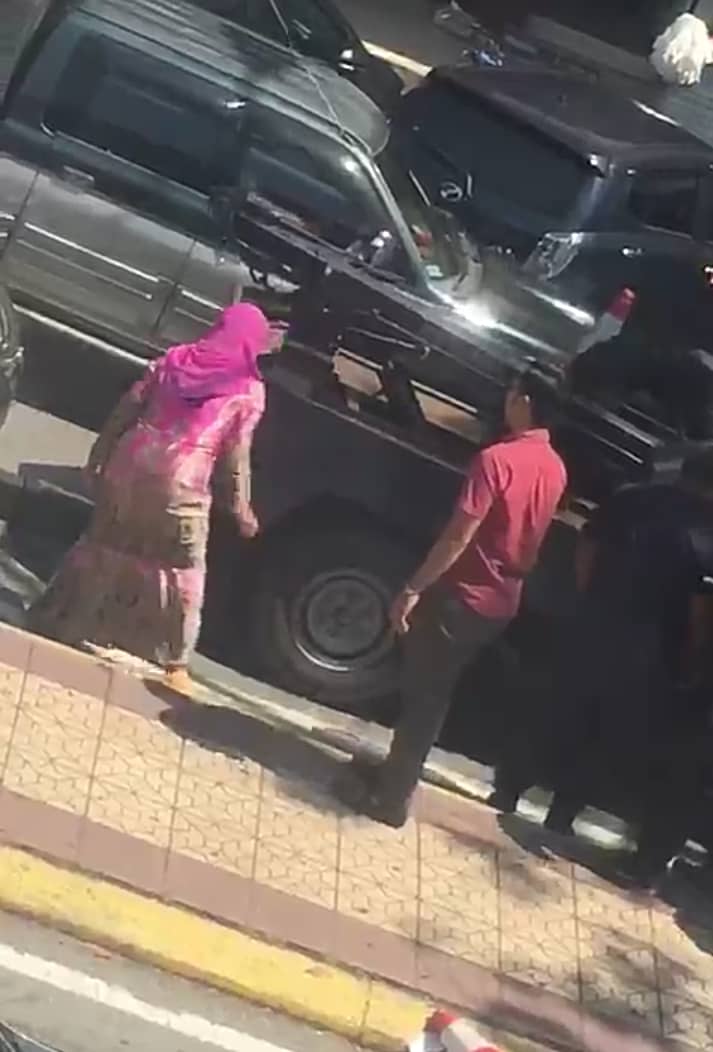 一名路人走过试图劝和时，惟那名马来女子却向他吐口水。