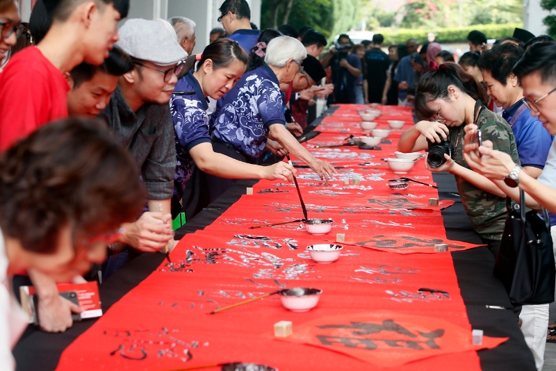 “风雨同心·收集祝福送武汉”活动吸引各阶层人士参与，共收集了1500个大小的“福”字。