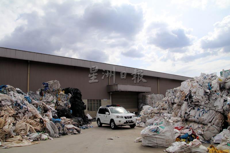 工厂外堆满废塑料。