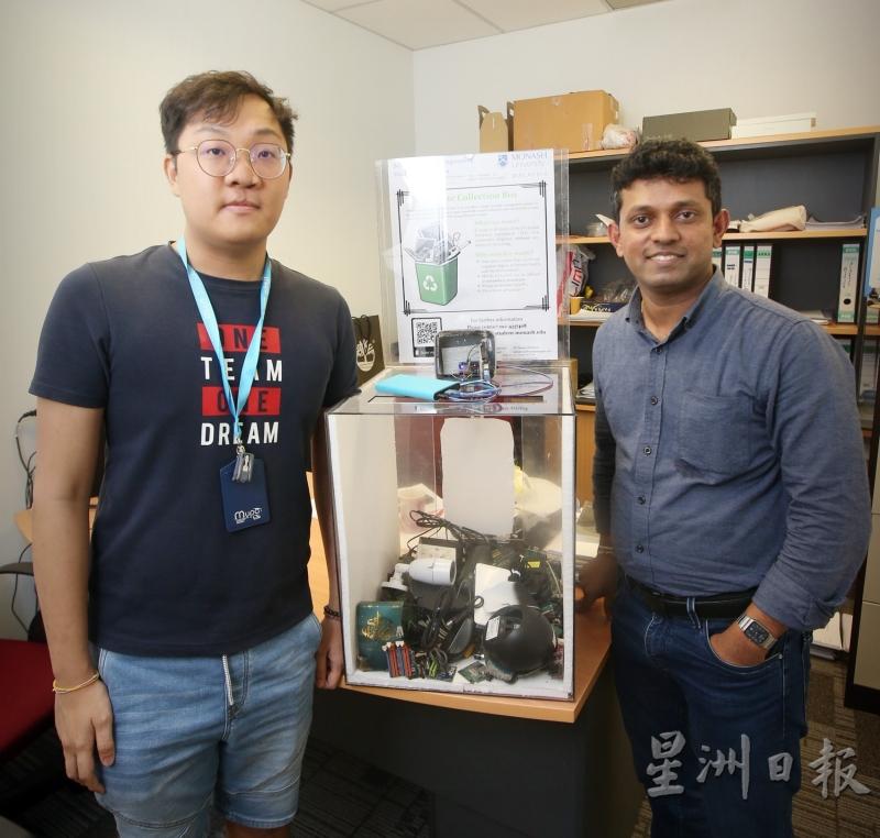 智能电子垃圾回收箱计划由4人小组所研发，分别有沙曼、其指导学生江锴甸（左），另外两位是Dr. Chong Chun Yong和Kang Harnyi。