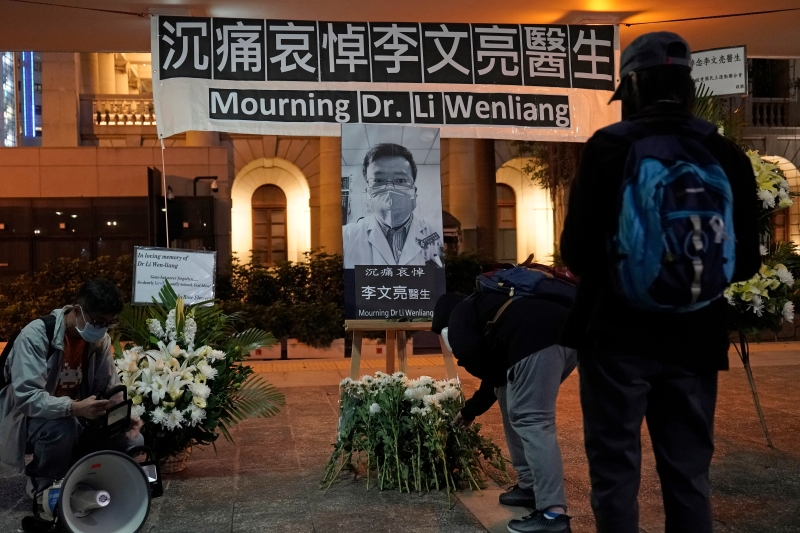 香港民众献花哀悼李文亮医师。（美联社照片）