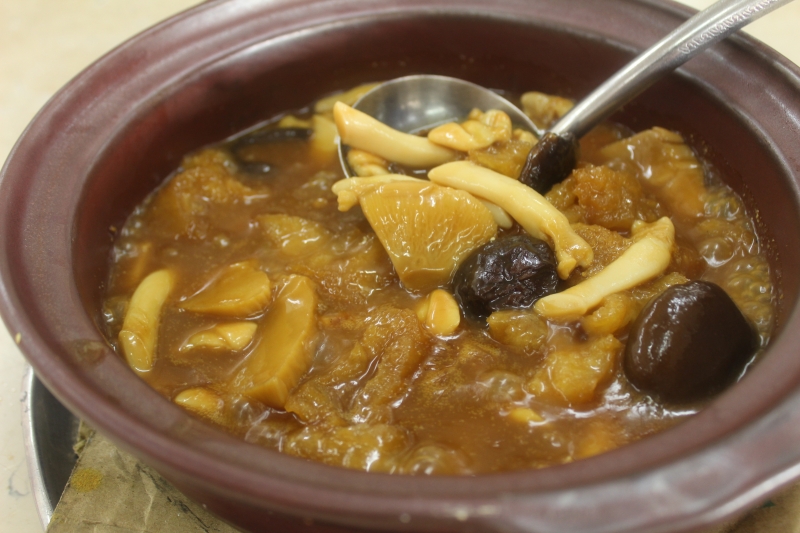 “一品锅”（168令吉）是店内的一大特色料理，里头的配料有鲍笋、鲍贝、鱼鳔、香菇等。（图：星洲日报）