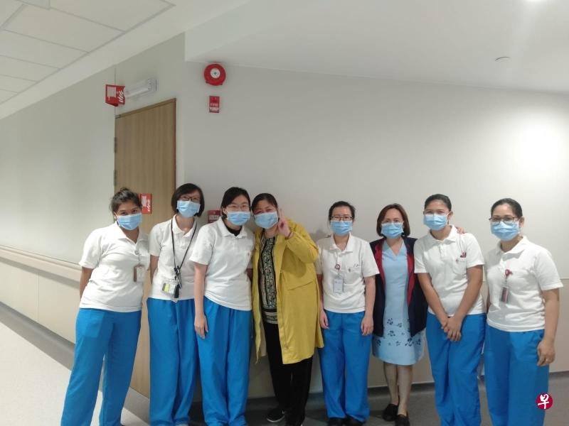 新加坡确诊的第二位病患（左四）和照顾她的医疗团队人员合照。（江女士提供）