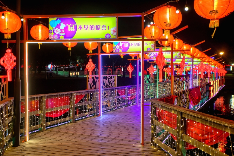 元宵节也称东方情人节，不妨到祝福“鼠不尽”的情人桥一游。