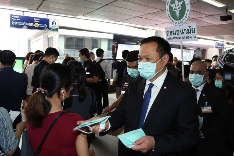 泰国卫生部长阿努廷周五在曼谷大众运输系统向民众分发口罩宣传防御的重要性，并猛轰一些“西方”旅客不戴口罩危及他人，应被驱逐离场。但之后他在脸书道歉。（法新社照片）