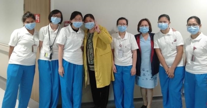新加坡确诊的第二位病患（左四）出院。（江女士提供）