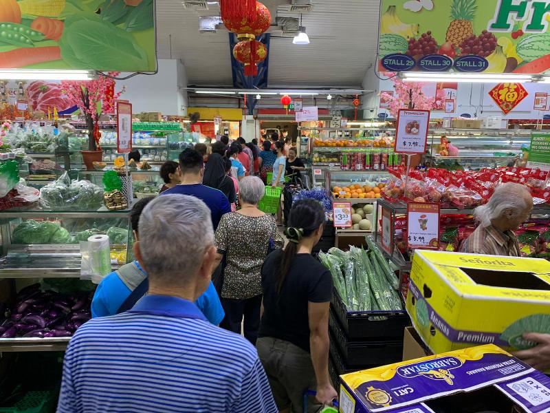 新加坡超市涌现人潮购物。（图：法新社）