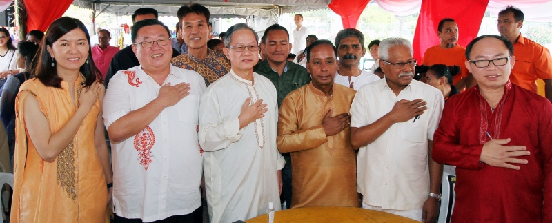 黄诗情（左起）、苏建祥、李文材、古拉政治秘书张志坚（右起）、西华尼申及古拉一起展示马来西亚式的打招呼手势。