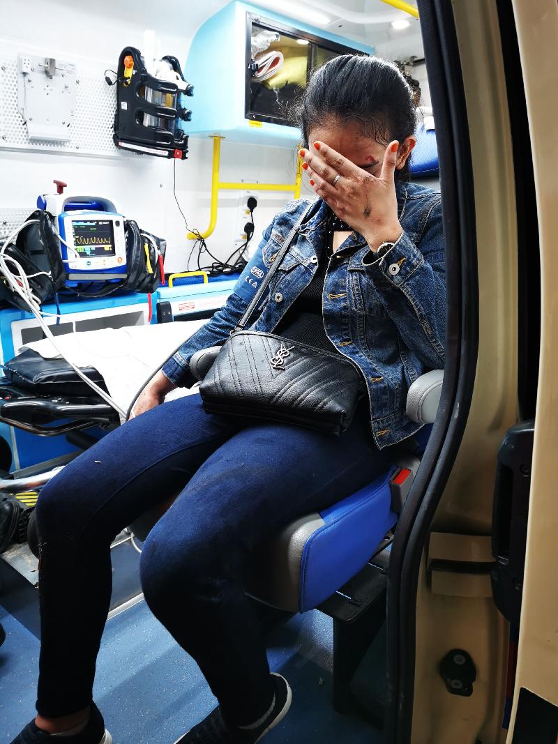 女伤者登上救护车后，仍因男友弃她而去在哭泣。