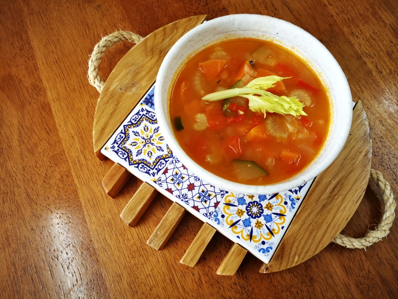掌握菜汤的原理和烹饪技巧便可多元变化，将 红汤变成味道酸辣的东炎汤。