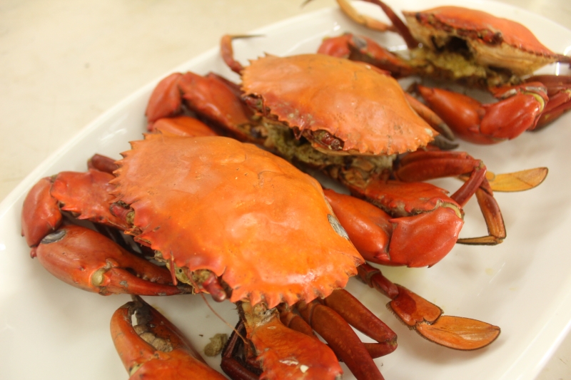 外观肥美，肉质鲜甜的焗蟹 （3只150令吉），深受顾客的喜爱。（图：星洲日报）