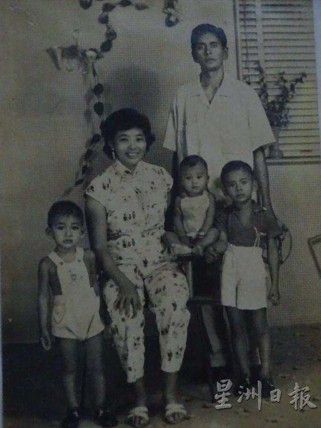 华印混血儿的莫汉是家中3子之中的长子，其母亲是华人，父亲是印度人。