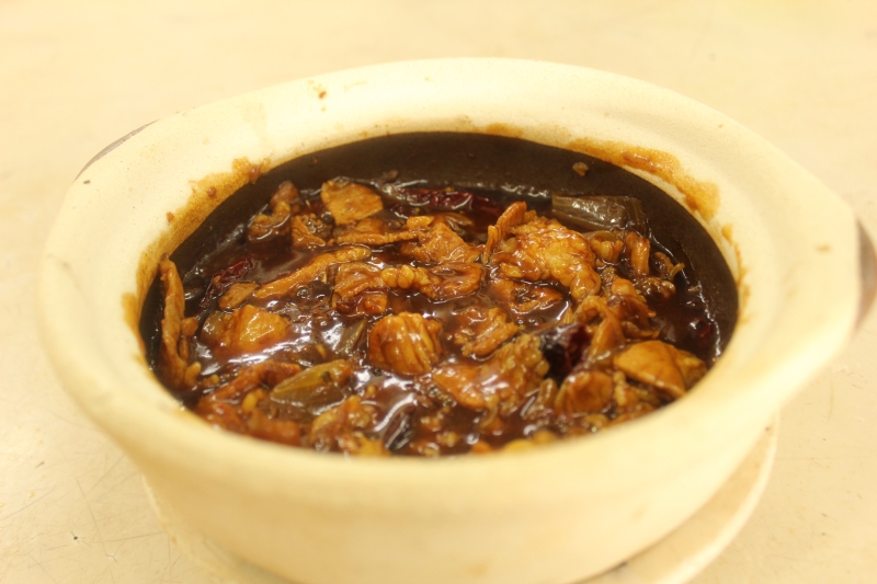 咸鱼花腩煲（13令吉）肉嫩鲜甜，肉与咸鱼经一番翻炒后带有一些咸咸的味道，好吃极了。（图：星洲日报）