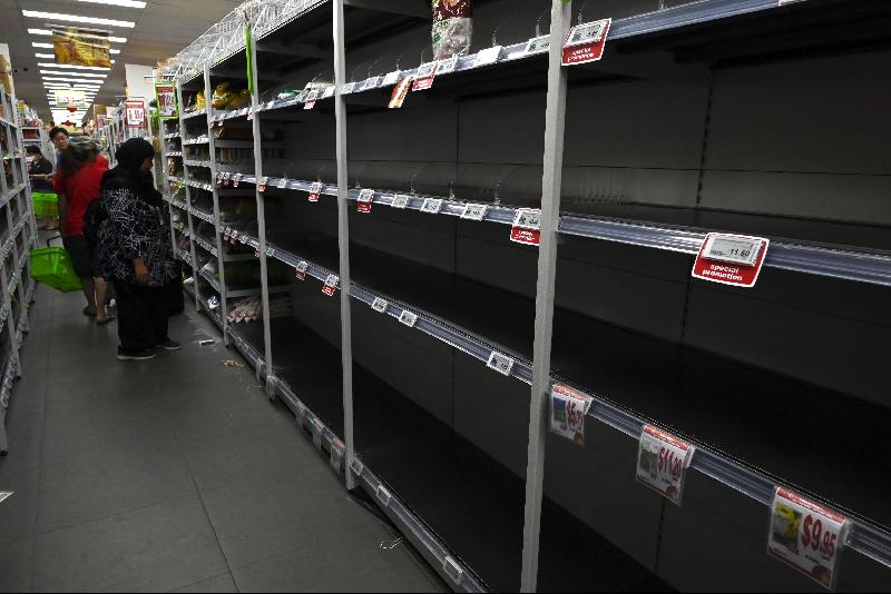 新加坡超市货品被扫空。（图：法新社）