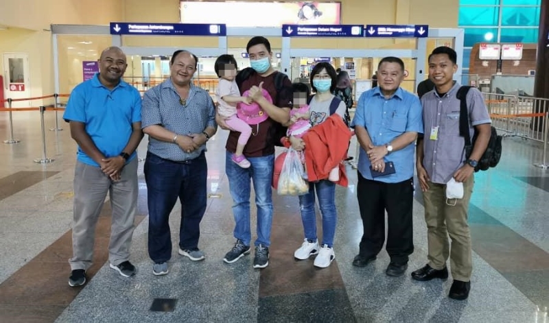陈耀荣（右二）和梁清寓（左二）与卫生局官员到浮罗交怡国际机场，送别女童一家人。
