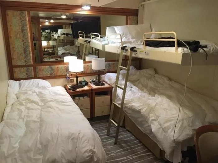受困在钻石公主号邮轮上的乘客只能留在他们的小房间内。（互联网照片）