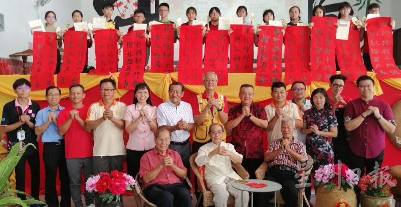 高中组优胜者和嘉宾合照。（图：星洲日报）