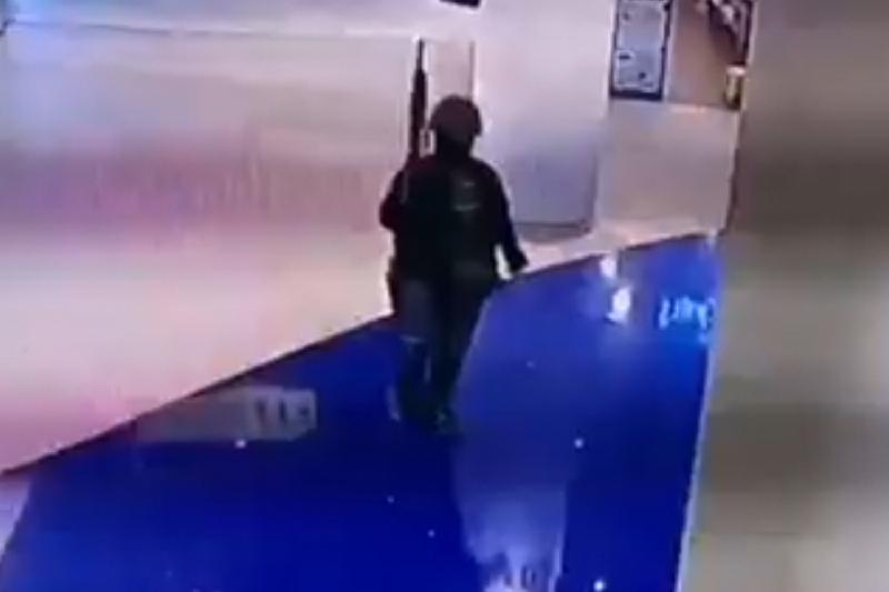 闭路电视拍下枪手走进商场的画面。