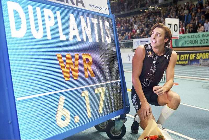 20岁的瑞典选手杜普兰蒂斯创造全新的男子撑杆跳世界纪录。（图：法新社）