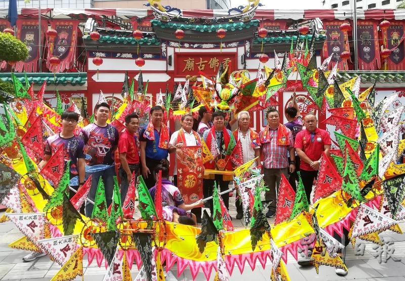 “令旗龙”在柔佛古庙举行开光点睛仪式，众嘉宾出席见证。左四起为李富新、欧孔铃、黄万富、张家辉、林刚荣。

