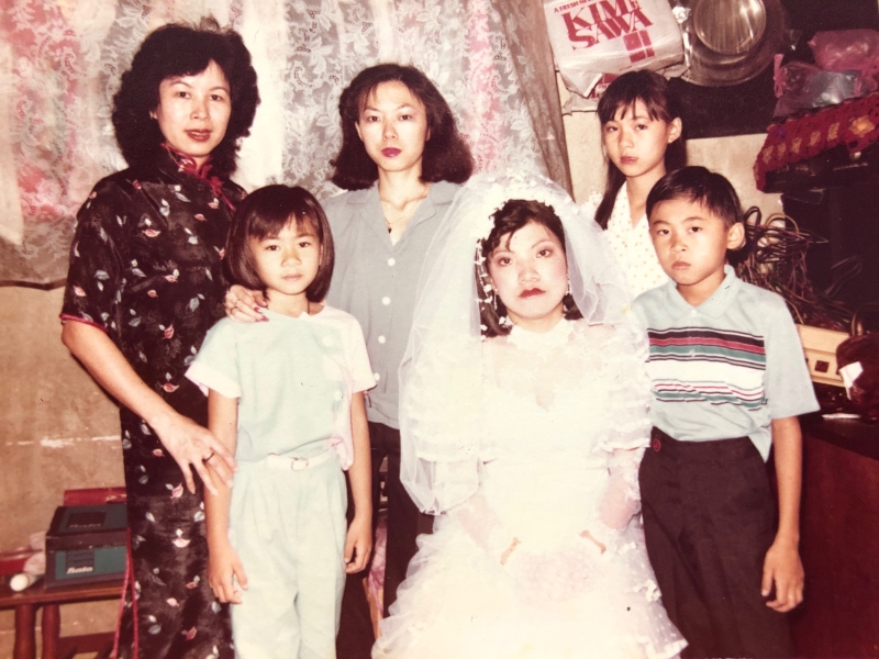 黄晓凤的妈妈（左一），因是开设理发院的老板娘，打扮非常时髦。