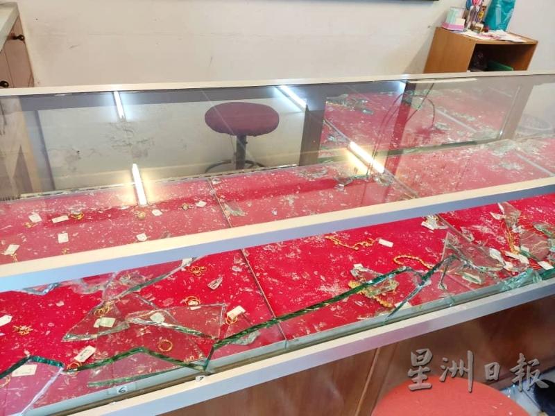 一整排的展示柜玻璃镜皆被敲破，大批金饰被劫走。