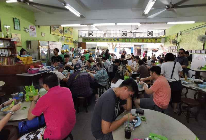 少了中国游客，驰名叻沙店怡丰茶室依然客朋满座。