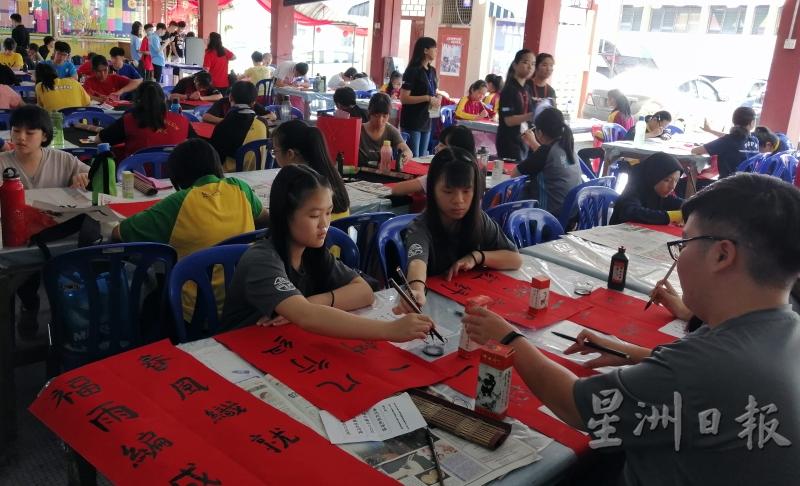 中学组参赛者全神贯注地挥春。（图：星洲日报）