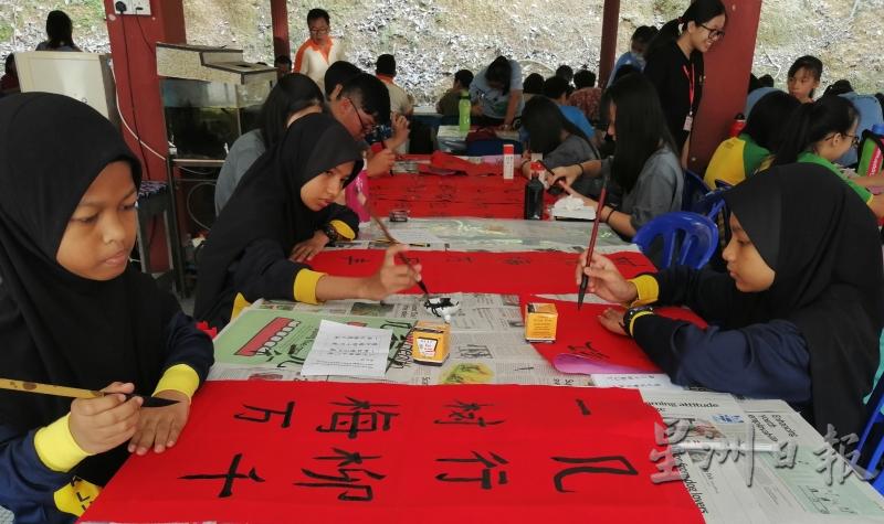 马来同胞也参与中学组挥春比赛。（图：星洲日报）