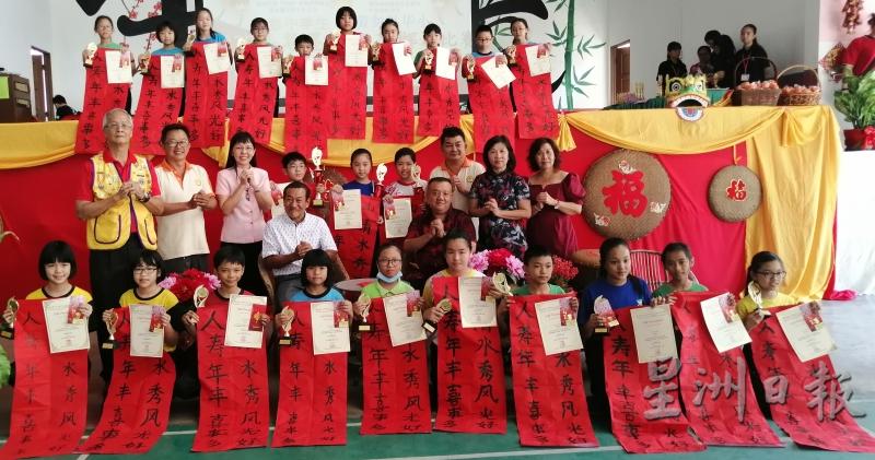 小学组优胜者和嘉宾合照。(图:星洲日报)