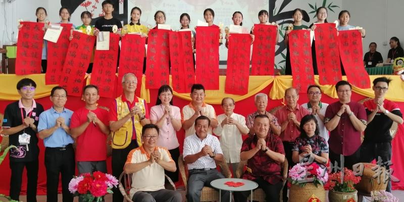 初中组优胜者和嘉宾合照。（图：星洲日报）