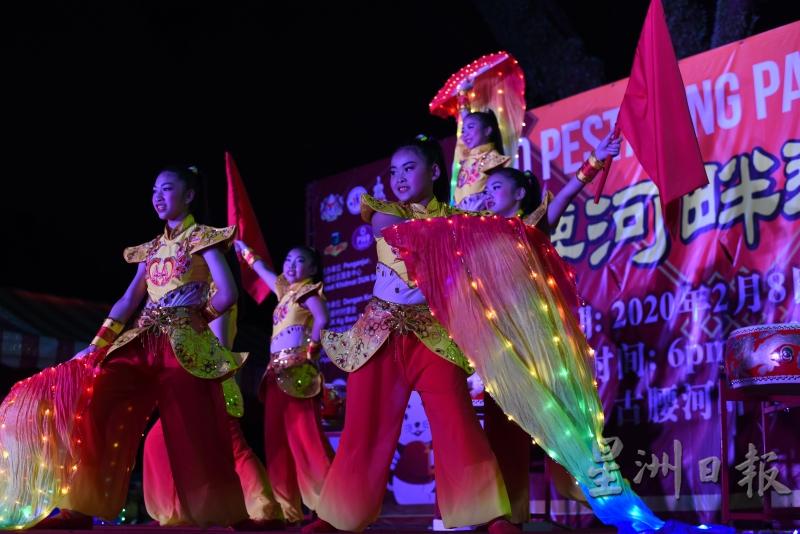舞蹈员以优雅的舞姿带来传统舞蹈表演，体现出传统中华文化的特色。