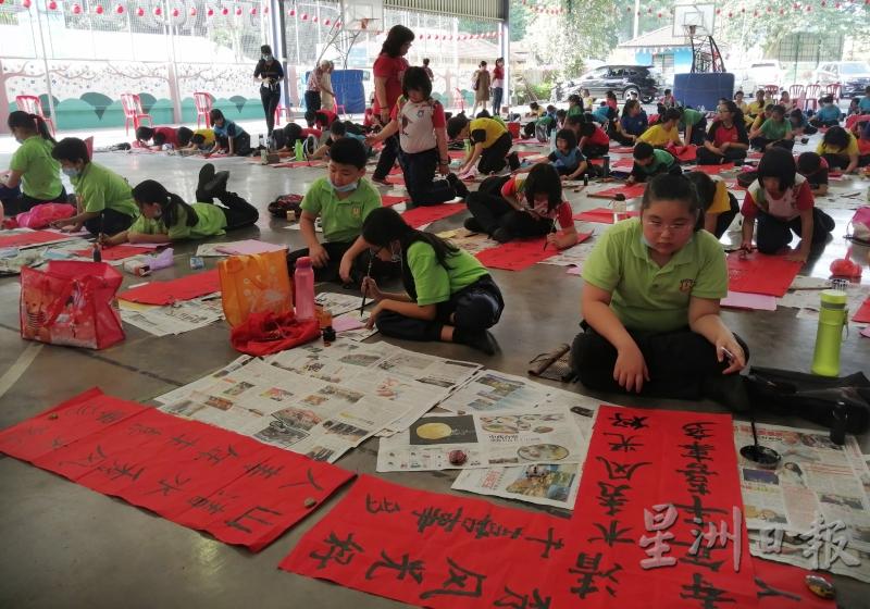 小学参赛者聚精会神地完成作品。（图：星洲日报）