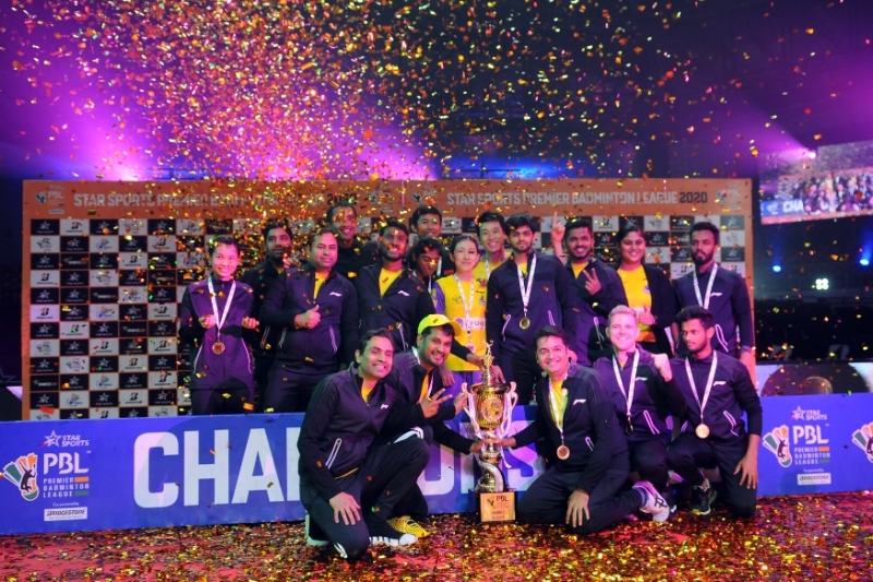 班加罗尔暴龙成功在印度羽超联赛决赛击败东北勇士，成了赛会第一支卫冕的球队，赛后全员与冠军奖杯合照留念。