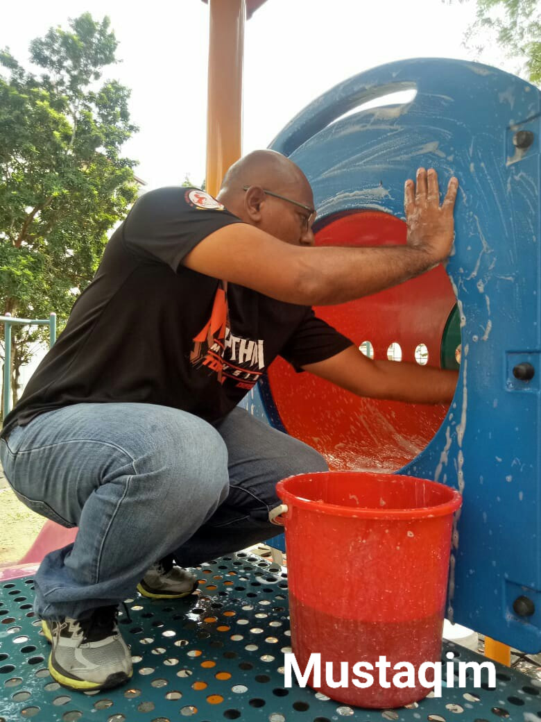 慕斯达金古玛自备器具清洗武吉日落洞的儿童游乐设施。