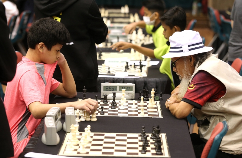  西洋棋不分种族与年龄，大家都可在对弈中互相学习。