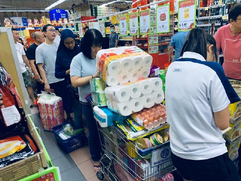 新加坡政府日前提升防疫警戒级别后，大批民众到超级市场抢购柴米油盐、快熟面、罐装食品和衞生纸等日用品。