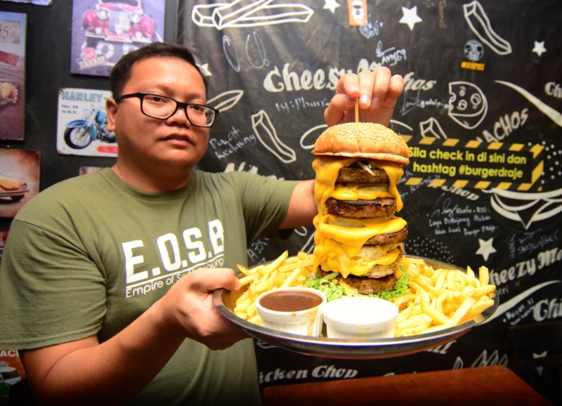 阿都慕达立开创Burger D' Raje已有6年光景，所售卖的汉堡包加入创意元素而且有一定的高度。