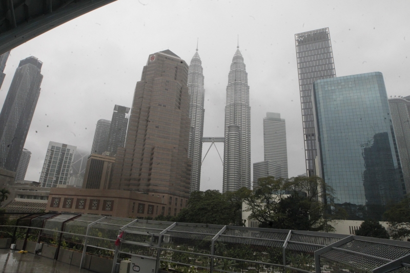游客可在沙罗马行人天桥上眺望吉隆坡双峰塔，且能打卡留念。