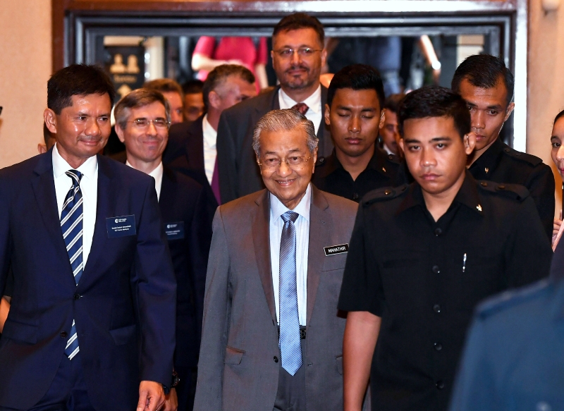 马哈迪（中）在赛城和法国投资公司领导人举行对话会。左为马法商会主席拿督再纳。