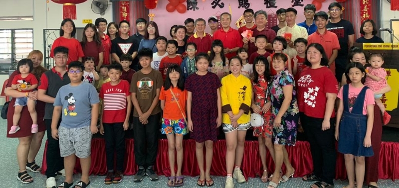 所有出席霹雳福州十邑会馆新春团拜活动的会员子女在接领红包后与（第三排右二起）洪茂杰、洪茂耀、罗尉芳、欧孔锐、李珠莲合照。
