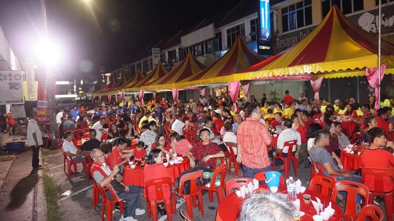 民众在位于巴占贸坊的街头热热闹闹地享用盆菜,欢度元宵佳节的同时为洗肾中心献力,别具意义。
