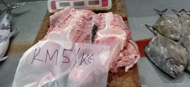 渔民低价出售鬼蝠魟鱼肉，每公斤只售5令吉。