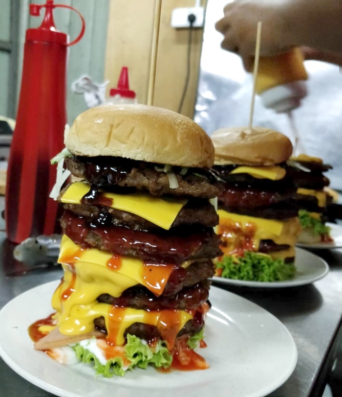 Burger Tower夹有6片鸡、牛或羊烤肉饼，并加上芝士，重达600克，可供2至3人食用。