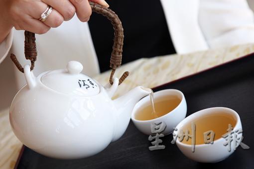 天山雪莲苹果汤／RM25.90：天山雪莲苹果汤经4小时炖煮后盛入茶壶，品尝时将琥珀色的汤倒进茶杯，品汤如品茶。
